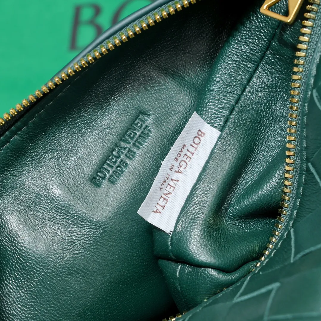 Batch 1360 #BvWallace Shoulder Lunch Bag 🔥 A lunch box bag that you can just grab and go. It is made of classic intrecciato weaving technology and reflects the craftsmanship of Bottega. The entire bag is made of top-grade happa lambskin. It is very soft and lightweight. The small bag shape is cute and exquisite. The interior capacity is also very large and can be carried under the arm. It is quite practical! The bottom of the bag is made of gold metal to prevent wear and tear. The details are really good! Choose this elegant commuting bag for Zaoba people~ Size: 22x13x9.5, model number; 7748#